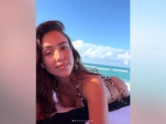 Jessica Alba exibe abdominais tonificados em fotos de biquíni durante as férias em Miami com o namorado Danny Ramirez