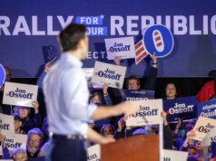 Vulnerável senador democrata criticado por exigir documento de identidade com foto no comício, mas não para votar