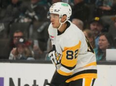 Caleb Jones, dos Penguins, suspendeu 20 jogos por violar o Programa de Substâncias para Melhorar o Desempenho