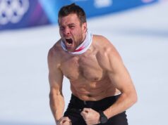 O snowboarder austríaco Benjamin Karl arranca o uniforme para celebrar a história olímpica