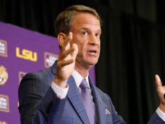 O técnico de futebol da LSU, Lane Kiffin, critica o calendário dos playoffs do futebol universitário: ‘Ficou ainda pior’
