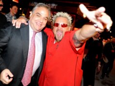 Man Fieri já não tinha ‘mais nada para assinar’ na praia além de cartões postais – agora ele construiu um império de TV gastronômica