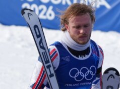 Esquiador norueguês tem colapso épico após erro caro com o ouro olímpico à vista durante evento de slalom