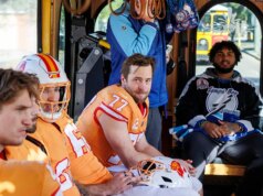 Os jogadores do Lightning usam uniformes acolchoados dos Bucs e recebem escolta de Baker Mayfield antes do Stadium Collection em Tampa