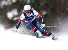 A estrela do esqui norte-americana Lindsey Vonn atordoa em treino olímpico uma semana após ruptura do LCA