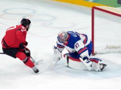 Connor Hellebuyck se destaca quando os EUA derrotam o Canadá no OT do jogo pela medalha de ouro