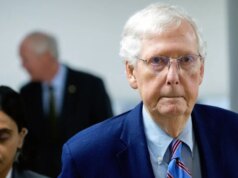 Mitch McConnell hospitalizado após apresentar sintomas semelhantes aos da gripe no fim de semana