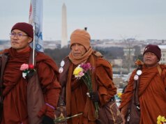 Através de tempestades de inverno e ferimentos, monges budistas terminam a ‘Caminhada pela Paz’ de 3.700 quilômetros até Washington, DC