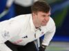 Como serão determinadas as duas últimas vagas nos playoffs de curling masculino olímpico
