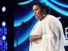 A atriz Natasha Rothwell sai do prompter para dizer ‘f — ICE’ no Unbiased Spirit Awards