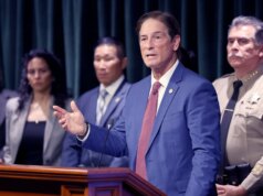 Promotor de Justiça de Los Angeles anuncia acusações após descoberta em caso arquivado de assassinato de 30 anos