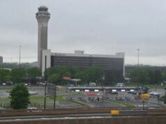 Voo da JetBlue retorna a Newark após falha de motor, fumaça solicita evacuação