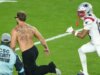 Kyle Williams, do Patriots, ajuda a capturar o invasor de campo do Tremendous Bowl LX durante o jogo