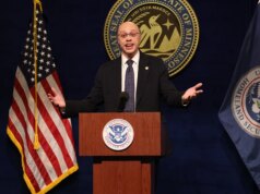 SNL tem como alvo o ICE com esboço de paródia de Tom Homan sobre reunião com agentes em Minneapolis