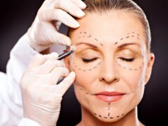 Médico falso supostamente deixa mulher de Massachusetts com cicatrizes permanentes após cirurgia malsucedida nas pálpebras