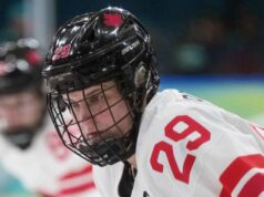 Marie-Philip Poulin, do Canadá, é eliminada da Tcheca devido a uma lesão na parte inferior do corpo