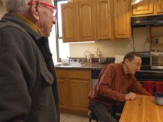 Aos 87 anos, ele não consegue pagar o aluguel sem um colega de quarto. Ele está longe de estar sozinho.