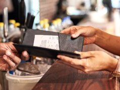 Comer fora fica mais caro à medida que os americanos atingem a ‘fadiga do preço do menu’ em todo o país