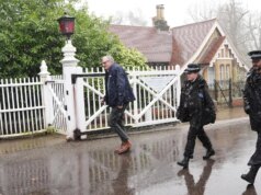 A antiga casa de Andrew Mountbatten-Windsor ainda está repleta de policiais após a prisão por causa de ligações com Epstein