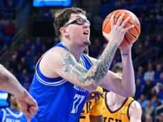 Empurrão nos segundos finais gera briga de limpeza de banco no confronto de basquete universitário Saint Louis-VCU