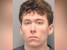 Homem acusado de tentativa de homicídio após supostamente atirar no rosto da vítima com besta: polícia