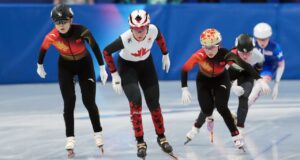 Courtney Sarault, do Canadá, cai na disputa pela quinta medalha olímpica em pista curta