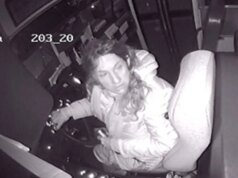 Mulher supostamente rouba ônibus do estacionamento de uma escola primária e faz um passeio noturno