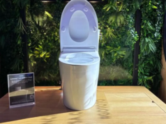 Este novo banheiro não vai sujar você. Ele limpa toda a tigela e a borda com uma descarga
