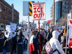 Manifestantes anti-ICE iniciaram um boicote à tecnologia e à IA que durou um mês. Veja como funciona