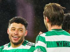 Oxlade-Chamberlain marca a vitória tardia na estreia do Celtic para manter vivas as esperanças de título