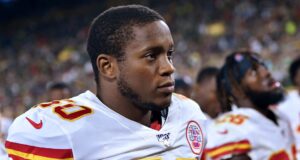 Ex-linebacker da NFL Lee acusado de assassinar namorada