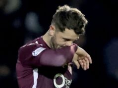 O jogo de abertura do St Mirren foi descartado contra o 10-man Hearts LIVE! & destaques
