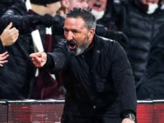 Magnusson marca a vitória tardia e o Hearts avança com seis pontos de vantagem no topo