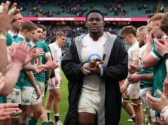 ‘De cabeça no bloco’ – Inglaterra se debate contra a Irlanda enquanto Genge pede desculpas aos fãs