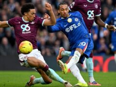 Chelsea, com dez jogadores, foi vaiado enquanto Burnley lutava para empatar