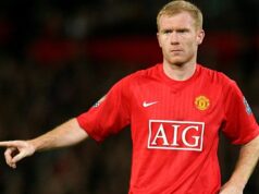 Udoh sobre trabalhar em uma fábrica de frangos e treinar em Salford com Scholes!