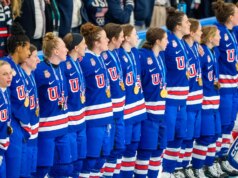 Hóquei feminino dos EUA canta hino nacional de braços dados após conquista da medalha de ouro olímpica: ‘A melhor parte’