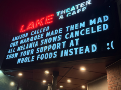 A marquise do teatro de Oregon brincou sobre o filme ‘Melania’, e o gerente diz que a Amazon retirou o filme