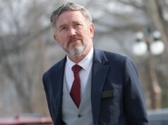 Massie enfrenta reação contra a demanda de Epstein, críticos sugerem que ele deveria “reconsiderar seriamente” o Congresso