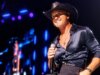 Tim McGraw manteve-se firme contra as elites da indústria que tentaram cancelar seu sucesso ‘polêmico’