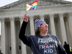 Cirurgião plástico aplaude o afastamento das cirurgias para jovens trans enquanto veículo de extrema esquerda examina a mudança dos médicos