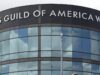 Semanas antes das negociações do estúdio, o sindicato dos funcionários do Writers Guild of America entra em greve