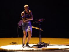 Justin Bieber se apresenta de boxers em set despojado do Grammy