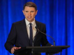 Stephen Colbert critica a CBS por bloquear a entrevista com o candidato democrata ao Senado, James Talarico