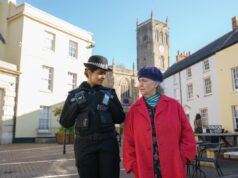 Com humor distintamente britânico, ‘Can You Preserve a Secret?’ faz pouco caso da fraude em seguros