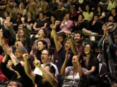 ‘Poder idiota!’ Centenas de pessoas se reúnem em Los Angeles para jogar videogame sobre burros e a resistência