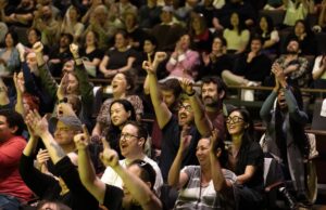 ‘Poder idiota!’ Centenas de pessoas se reúnem em Los Angeles para jogar videogame sobre burros e a resistência