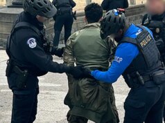 Os investigadores buscam o motivo depois que um homem da Geórgia supostamente correu em direção ao Capitólio com uma espingarda carregada