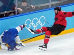 Tom Wilson, do Canadá, consegue grande sucesso sobre Dylan Larkin, dos EUA, na disputa pela medalha de ouro