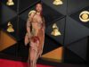 Addison Rae, Olivia Dean e outras estrelas em ascensão ocupam espaço no tapete vermelho do Grammy